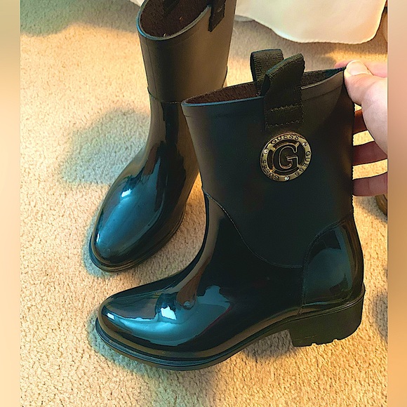 Guess - Picture 1 of 2